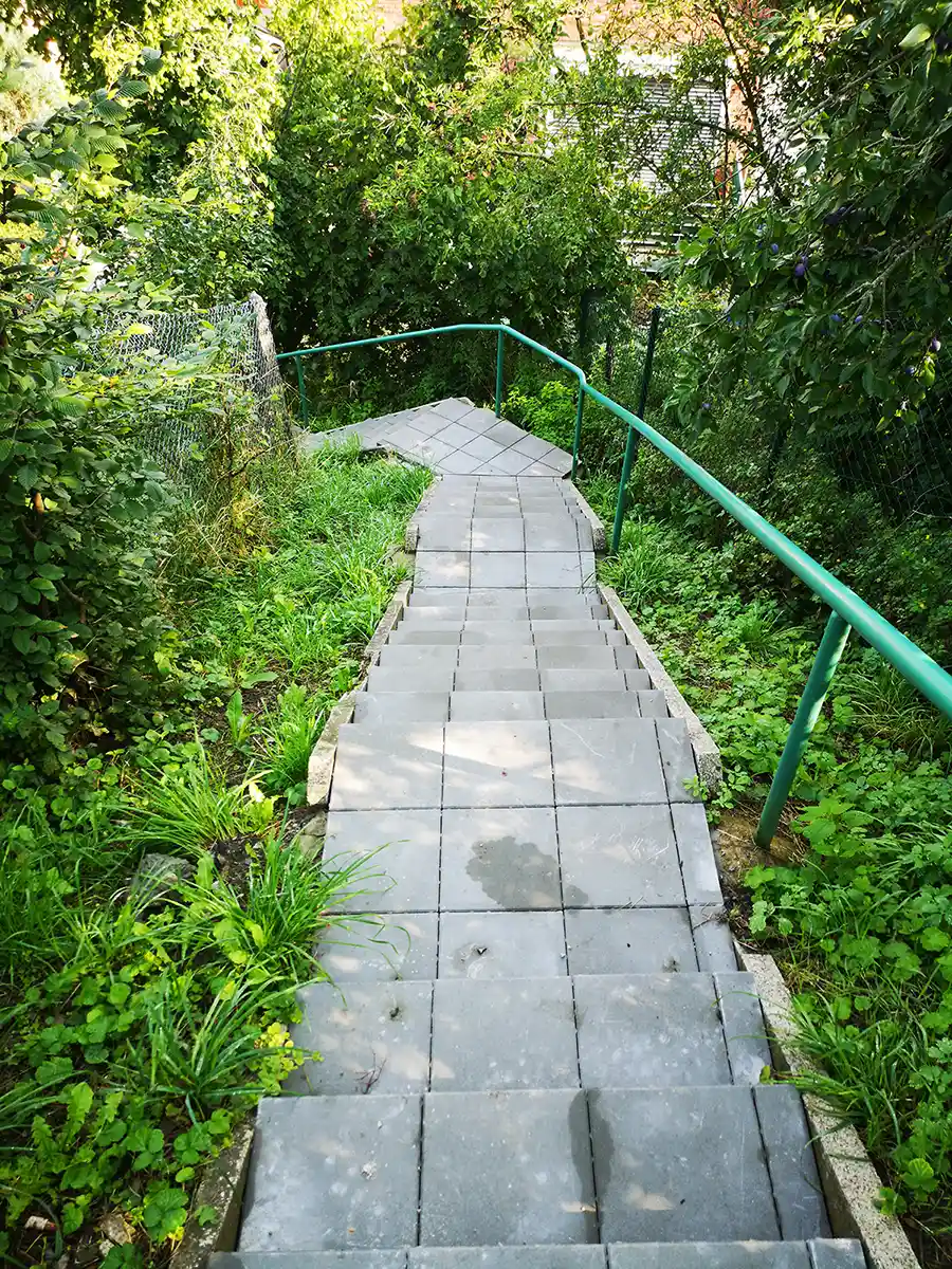 Oprava schodů mezi ulicemi Dobrovského a Husova