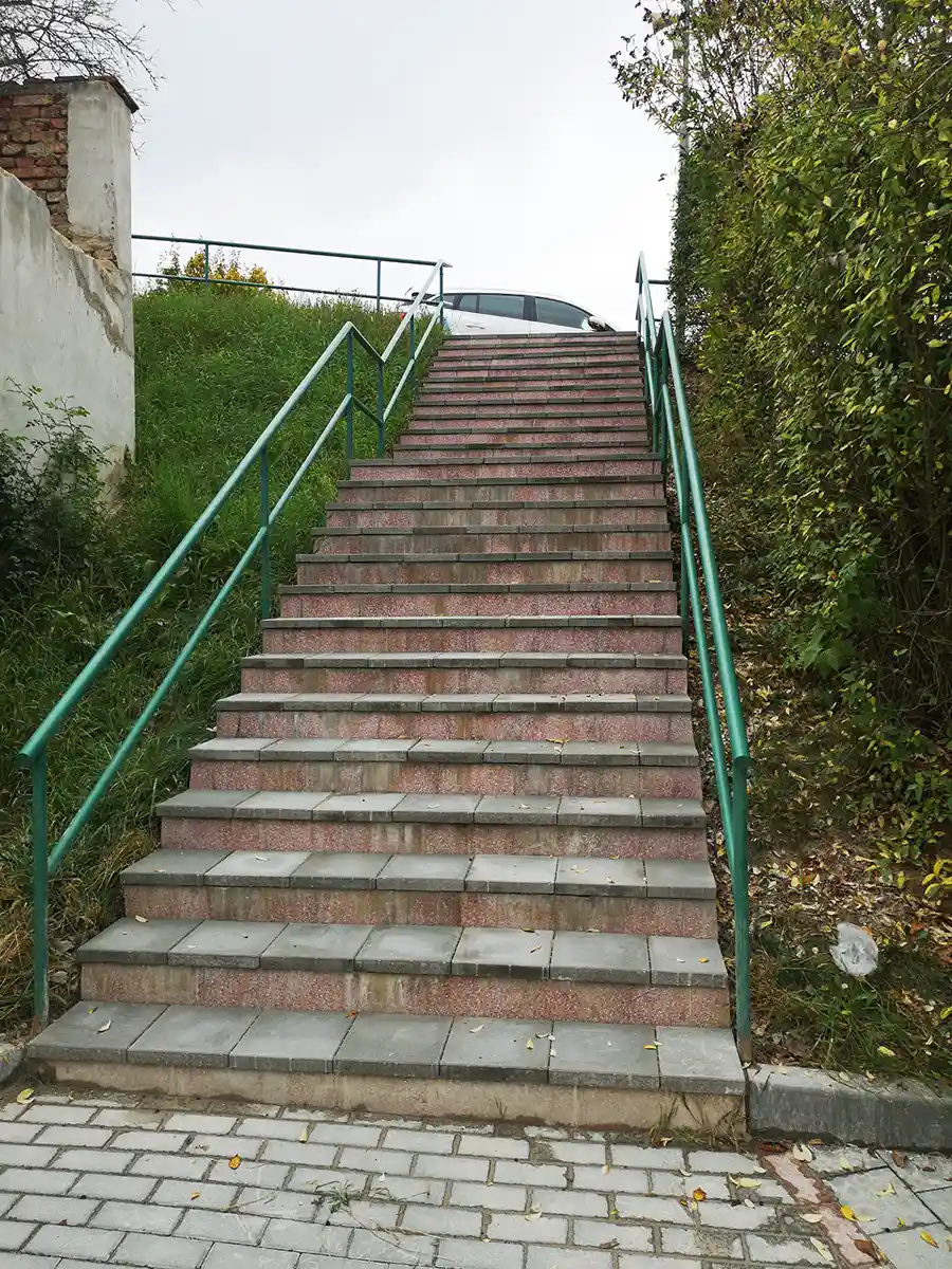 Oprava schodů mezi ulicemi Husova a Nad Tratí